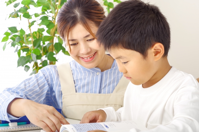 子供を教育するスタッフ